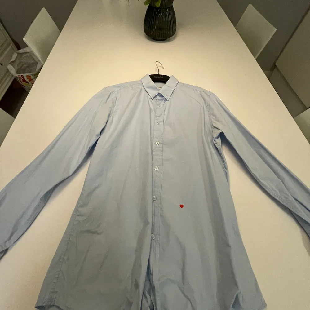 Moschino skjorta använd 1 gång vid ett tillfälle, ny pris 3900. Paidat.