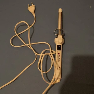  Locktång - En vanlig locktång, funkar som den ska använd men inte så jättemycket. Jätte söt, och inte så stor. Finns en sak som man kan ta mer satt locktången står upp när den är varm och inte behöver ställa den mot något eller på något, väldigt bra!!