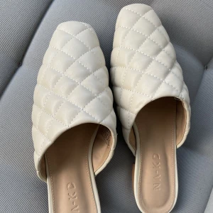 Nya mules i läderimitation  - Nya quiltade mules i läderimitation  från NA-KD. Storlek 38.