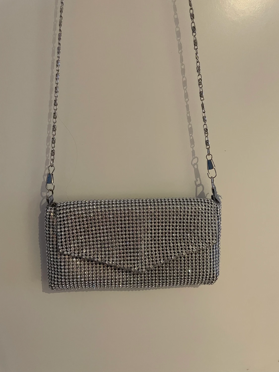 Liten glittrig väska