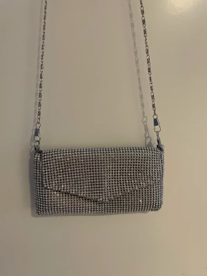Liten glittrig väska - Liten väska Köparen står för frakt