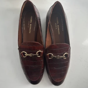 Isabel Bernard Loafers Skor St 37 - 38 - Loafers från Isabel Bernard i en liten storlek 38 alternativt storlek 37. Aldrig använda och säljer skorna då dem är för små för mig. Finns att köpa i butik eller på nätet såsom Zalando. Inköpta tidigare i år.  Perfekt för Dark Academia, Light Academia!