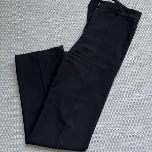 Kostymbyxor madlady - Supersnygga kostymbyxor från madlady! Säljer då de är för stora i midjan för mig. De är i storlek s. Det finns en liten slitning vid midjan som visas på bilden och en liten slitning på benet men annars är de i bra skick!💗🧚 Pris kan diskuteras 