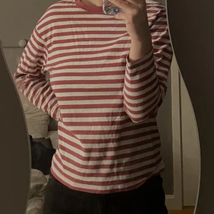 Pull & bear tröja - en röd och vit randig tröja från pull & bear som tyvärr inte kommer till användning längre! i stl XS, normal i storleken. Skriv om vid fler frågor eller om du vill ha fler bilder på tröjan☺️