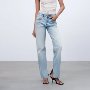 Midwaist jeans - Säljer de populära midwaist jeansen från zara då de har blivit för små för mig (därav ingen bild där jag har på mig de). Frakt tillkommer på 69 kr! Skriv vid frågor💕
