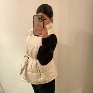 Väst  - Väst från Bikbok. Ljusbeige i nyskick.  Nypris: 499 kr💞