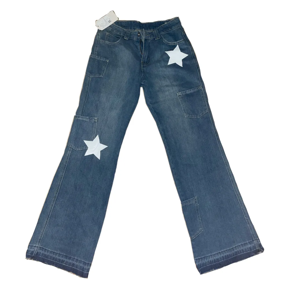 Low Rise flare jeans med stjärn tryck. Helt nya oandvända säljer pågrund av att jag aldrig använder pris kan diskuteras. Jeans & Byxor.