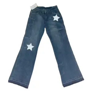 Low Rise flare jeans med stjärn tryck. Helt nya oandvända säljer pågrund av att jag aldrig använder pris kan diskuteras