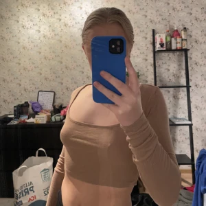 Brun tröja  - Säljer kläder pga utresning allt är i fint skick, köparen står för frakten 💙 brun tröja använd 3-4 ggr