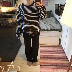 Randig XL - Lite tjockare randig svartvit tröja i XL