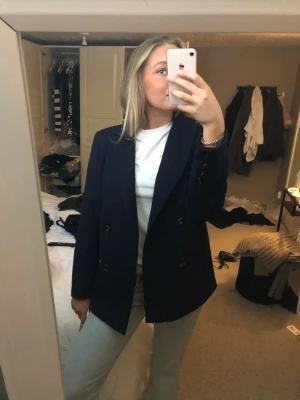 Kort kappa / blazer  - Så fin marinblå tjockare blazer från Nakd! Jag är 170cm o brukar ha S/m i jackor o den sitter lite över rumpan på mig. Köpt för länge sen, köparen står för frakt ❤️