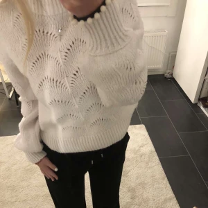 Vit stickad tröja  - Vit stickad tröja🤍