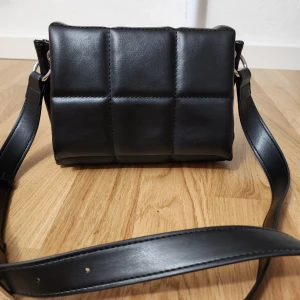 Svart axelremsväska - Slutsåld snygg axelremsväska från Nelly med justerbar rem✨️Fint skick❤️