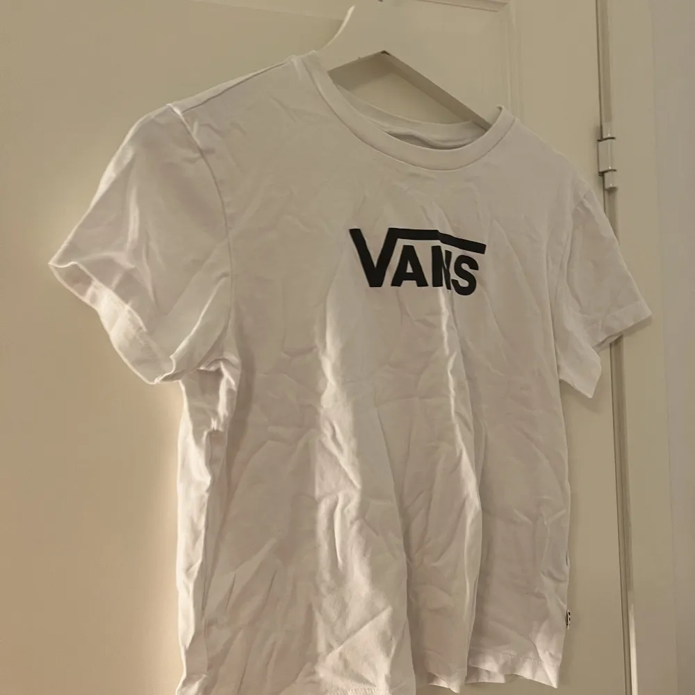 Vans T-shirt i storlek M. Passar även en S. Bra skick! 70kr eller bud! 🦋. T-shirts.