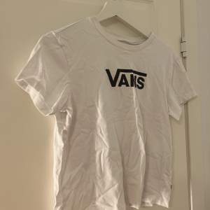 Vans T-shirt i storlek M. Passar även en S. Bra skick! 70kr eller bud! 🦋