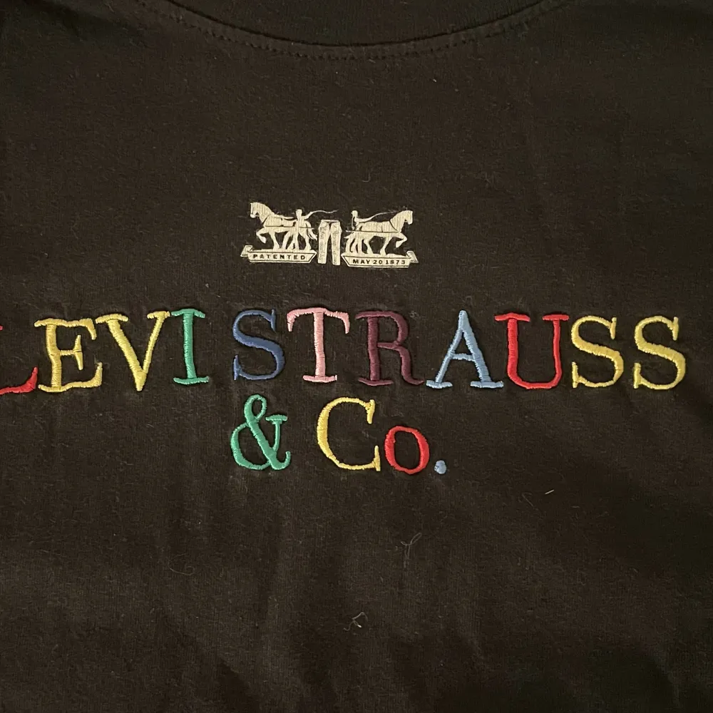 en svart t-shirt från levi’s ❤️🧡💛💚💙xxs men passar mig som har xs/s. T-shirts.