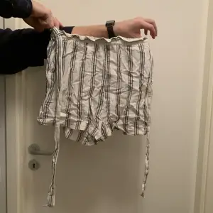 Endast testade. Randiga shorts i tunnare material. Stretch och knytband i midjan.