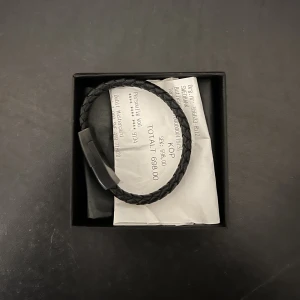 Armband  - Armbandet är helt nytt det är även en inbyggd laddare i armbandet som man kopplar in i ett USB intag och kan ladda din iPhone, storlek:20cm, pris:200kr frakt:66kr!