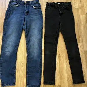 Två par jeans i storlek 152. Båda är från Lindex. Priset är för båda.