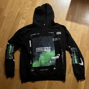 Fin hoddie - En knappt använd hoddie från madlady. inga fläckar och är som ny. 