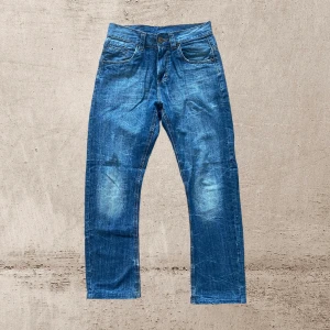 Vintage WARP Jeans - Ett par snygga vintage jeans från märket warp. I fint skick. Storlek 29/32 från början men har blivit nedsydda till 29/30. Fett coola köp nu!