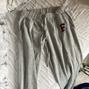Mjukisbyxor - Säljer ett par skit snygga grå mjukisbyxor som tyvärr har blivit för korta❤️ ser inte storleken men är rätt säker på att den passar 32/34