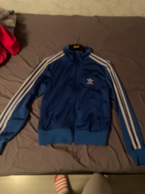 adidas tröja - adidas tröja med dragkedja, storlek 36 kan skicka fler bilder, använt den några gånger men va inte min stil, går nog inte att få tag på en sån längre