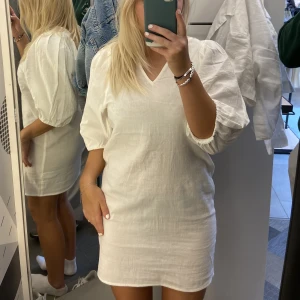 Vit klänning - Denna fina klänningen hade jag på studenten. Passar perfekt till det eller som en sommarklänning. Något genomskinlig men inget som jag märkte av! 200kr plus frakt 🫶🏽