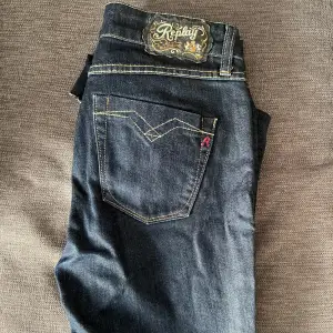 blå low/mid-waist jeans från märket Replay! skriv till mig om du har några frågor!!! 💗☺️