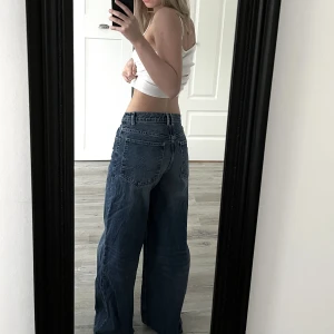 Jeans - Super vida mörkblåa jeans i ett ganska bra skivk!  Enda är hål på baksidan över fickan och ett ihopsytt vid gylfen! Men inget så märkvärdigt anser jag!