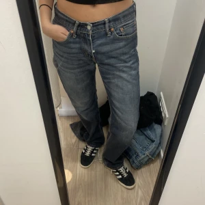 Levis byxor - Snygga mörkblåa jeans grå Levis 