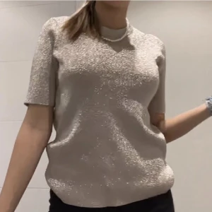 Glittrig topp/tröja - Glittrig tröja som är i en jättefin färg, är perfekt till fest osv😁
