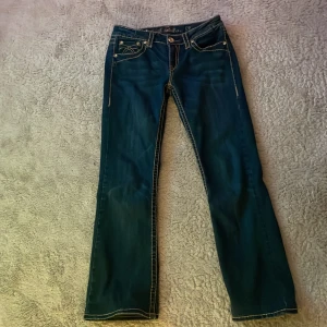 2000s Jeans  - Säljer ett par vintage bootcut jeans. På jeansen står det att storleken är W:31 och L:34 men jag har storlek W:27 L:32 och de passar mig exakt o sitter inte lösa.  Fraktavgift tillkommer. 