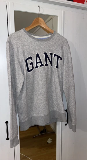 Gant Sweatshirt - Gant sweatshirt som är knappt använd så är i jätte bra skick Storlek M Nypris runt 800