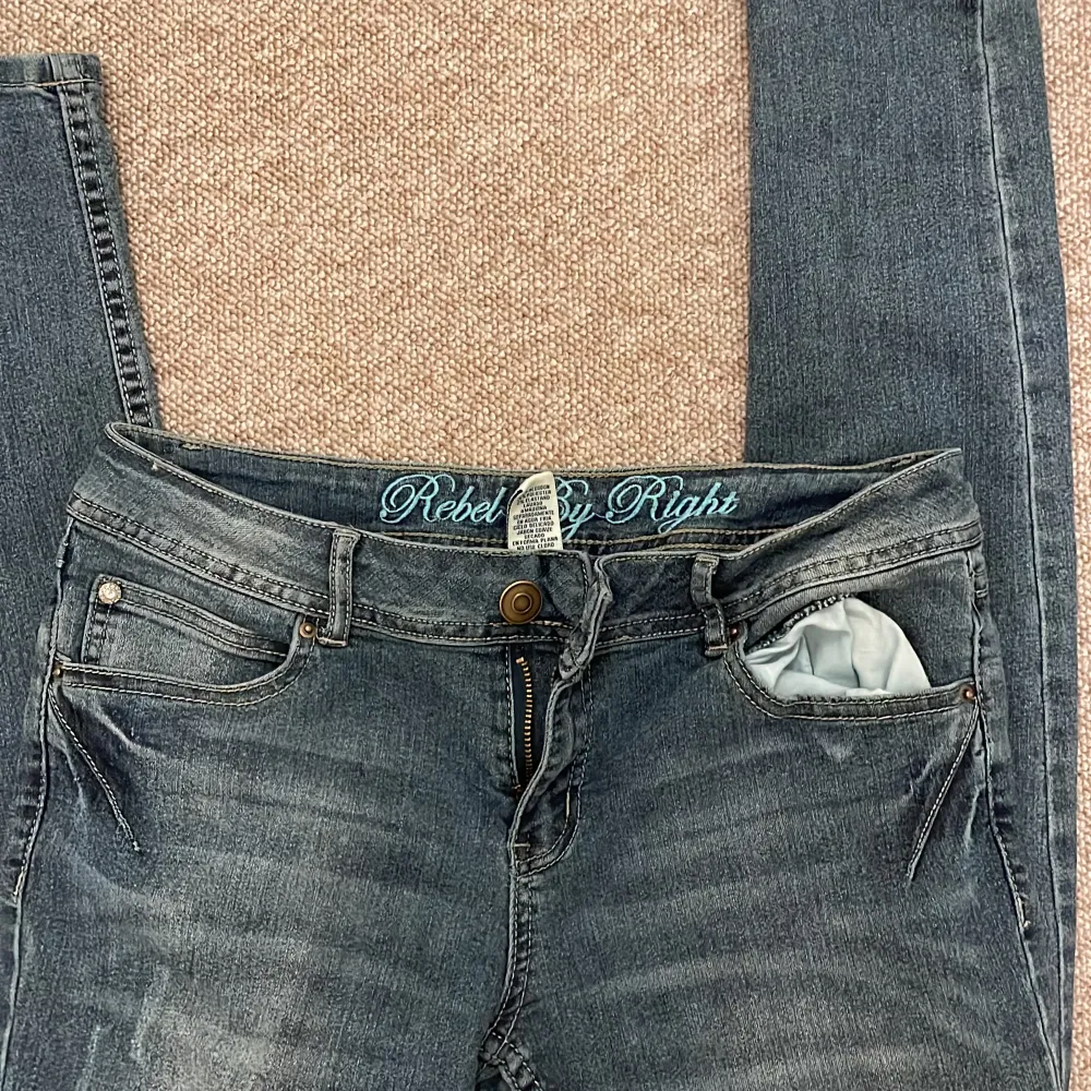 snygg jeans från thrift. den passar mig inte längre och används bara ett tag. De är i i bra skick. . Jeans & Byxor.