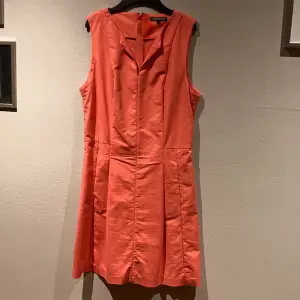 En rosa/korall färgad klänning från Tommy Hilfiger. Knappt använd och i storlek 12. 