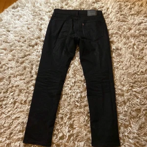 Svarta Levis jeans  - Fint skick, knappt använda då jag växte ur jeansen snabbt.  541™  W31 L34