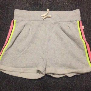 Shorts - Säljer dessa shorts pga att dom är för små.  Använda ca 2 gånger, kostar 400-500kr att köpa nya. Frakt ingår inte