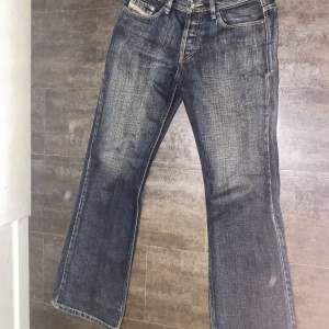 Riktigt snygga vintage jeans från diesel dem är lite smått bootcut med en riktigt snygg tvätt.