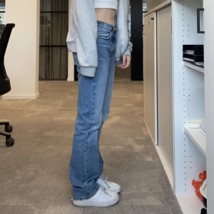 Zara mid waist jeans - Mid waist jeans från zara i storlek 36, sällan använda så i nyskick🫶🏼priset går att diskutera:)