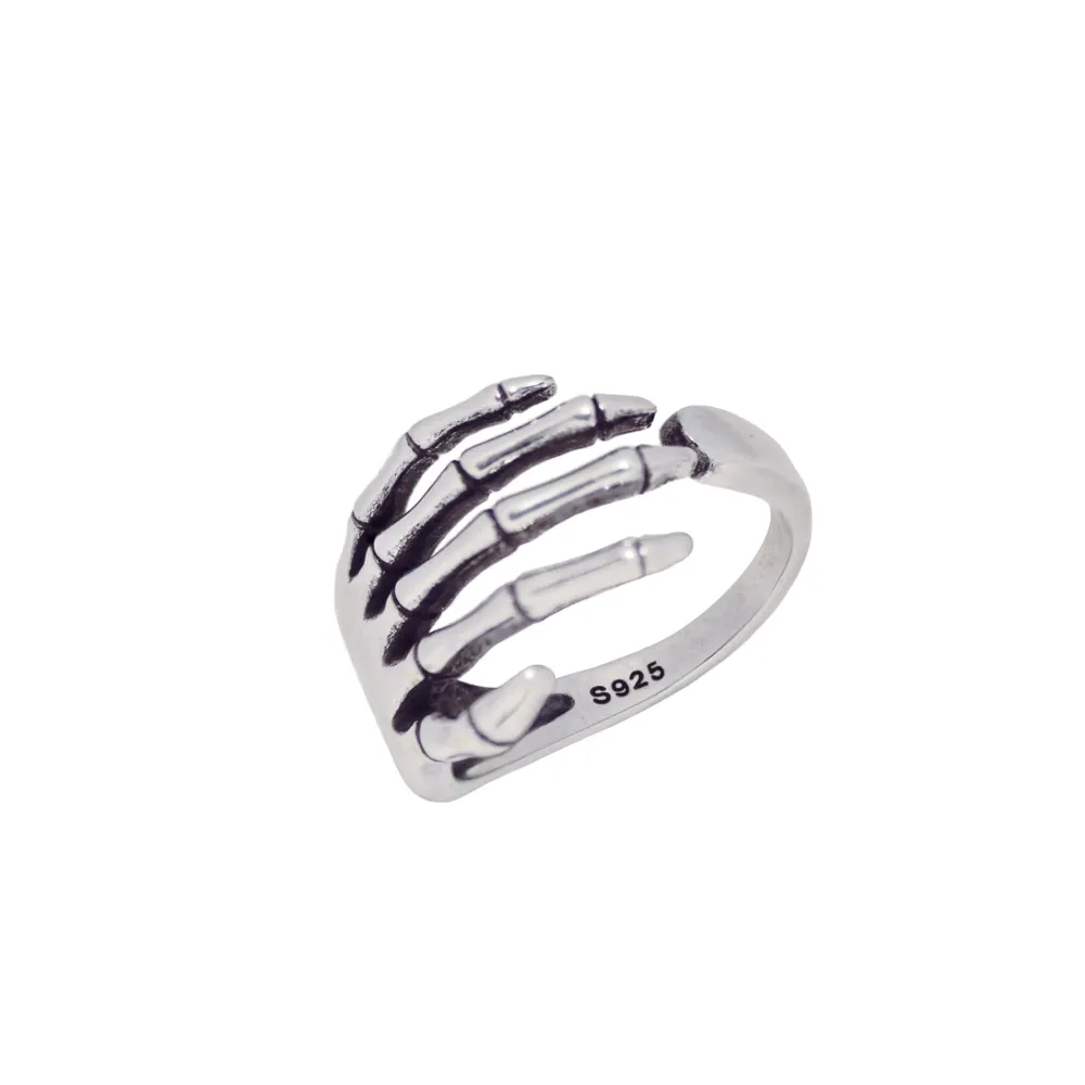 Sjukt snygg ring som föreställer en ”skull hand”. Ringen är justerbar så passar alla storlekar!!🤍☠️ Unisex ring. . Accessoarer.
