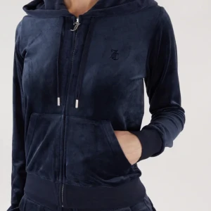 Mörk blå juicy kofta - Säljer för själva J har tagit sönder i mitten alltså dragkedjans J 