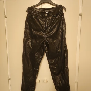 Mom jeans  - Jätte fina fake läder bycksor från hm som är helt oanvända med lappen kvar.  Skriv privat för bild på eller om du har några frågor. 🫶  