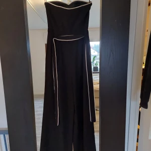 Super snygg jumpsuit xs - Snygg elegant jumpsuit stl xs behöver vara xs passar inte en S! 220kr 