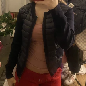 Moncler cardigan  - !!Intressekoll!! Skitsnygg cardigan från moncler i nyskick! självklart äkta och qr kod finns i jackan!