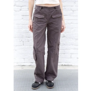 Brandy cargo pants - Brandy Melville Cargo Pants 💓 Super snygga och coola cargo pants som används endast en gång! Säljer pågrund av att de är för små för mig som är 176 ungefär. Köpt för 457kr🙌