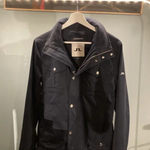 J Lindeberg jacka  - Sparsamt använd, gott skick.  Skriv för mer bilder  Köpt för 3000, pris kan diskuteras  Frakt betalas 50/50
