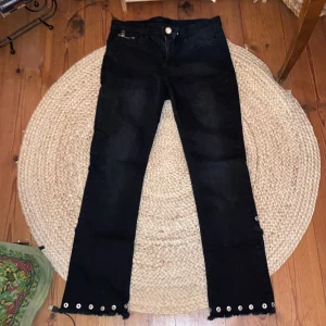 svarta bootcut jeans med nitar  - svart jeans jag köpte på humana för en vecka sen. Dom har lite bootcut och sitter snyggt. låg midja. kontakta gärna vid intresse! 