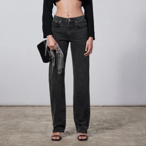 Zara Jeans - Säljer dessa jättefina mid rise jeans knappt använda ligger bara i garderoben💕skriv privat för bilder eller frågor