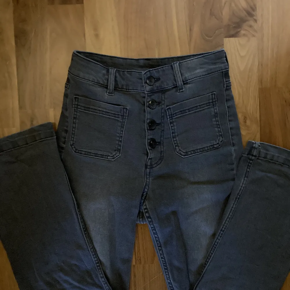 Gråa jeans från HM. Aldrig använda, säljes pga fel storlek. Storlek 32.. Jeans & Byxor.